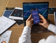 office-workers-using-finance-graphs-min-9887.jpg