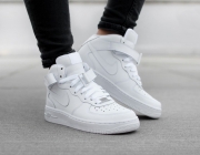 10-thiet-ke-sneaker-nam-bieu-tuong-nike-air-force-elle-man.jpg