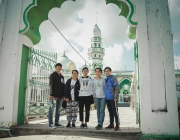 Do kh&ocirc;ng c&oacute; g&igrave; ngo&agrave;i điều kiện n&ecirc;n ch&uacute;ng m&igrave;nh bay qua Trung Đ&ocirc;ng để t&igrave;m hiểu cuộc sống của người Hồi Gi&aacute;o, nhưng hổng hiểu sao c&aacute;c c&ocirc; ch&uacute; ở đ&acirc;y n&oacute;i được Tiếng Việt .jpg