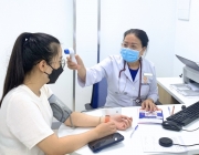 bac-si-a-thi-hai-van-hien-dang-cong-tac-tai-trung-tam-tiem-chung-vnvc-pleiku-2968.jpg