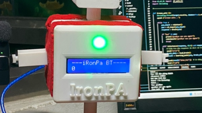 Ironpa ( Robot trợ l&yacute; trong ph&ograve;ng )