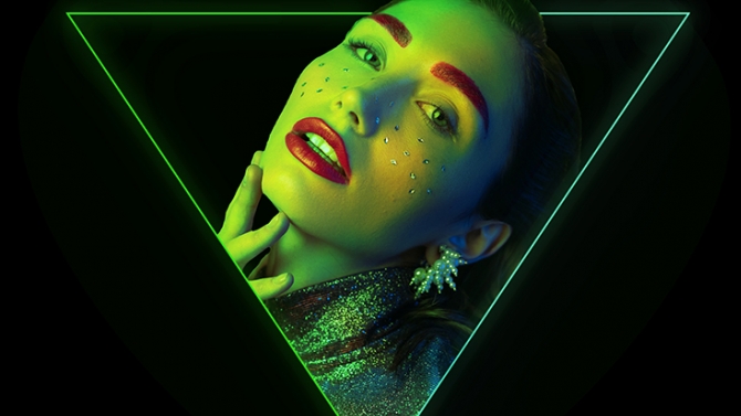 C&ocirc; g&aacute;i trong &aacute;nh s&aacute;ng neon