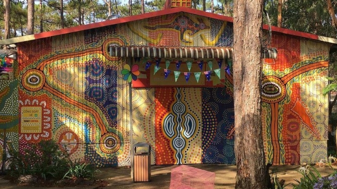 Mural. Aboriginal arts in Zoodoo Dalat
