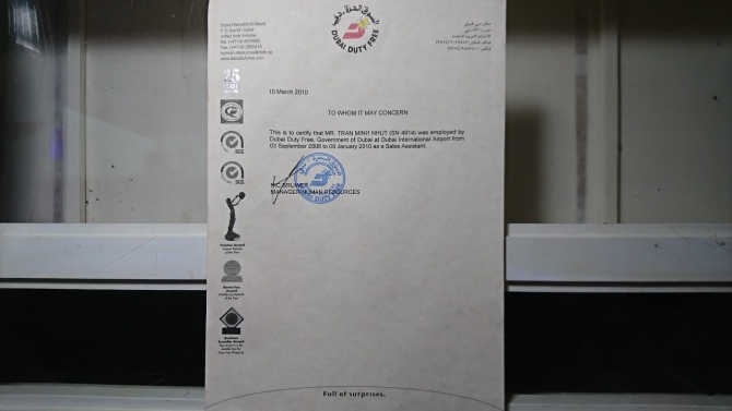 Nh&acirc;n vi&ecirc;n b&aacute;n h&agrave;ng