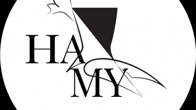 Logo tr&ecirc;n nền trắng