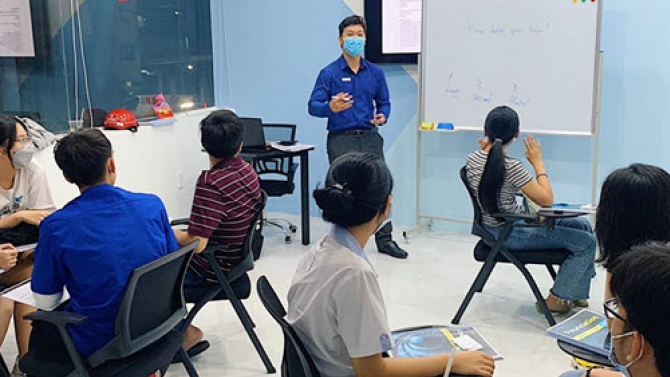 L&agrave;m trợ giảng cho trung t&aacute;m Study Space, thiết kế b&agrave;i Powerpoint