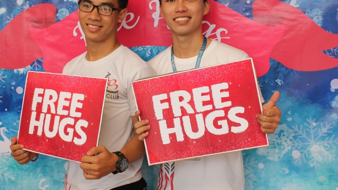 L&agrave;m clip dịp Free Hugs cho CLB trong trường