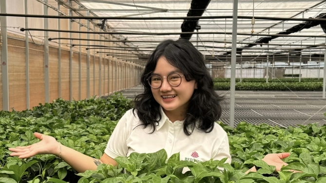 Nu&ocirc;i t&oacute;c xoăn tự nhi&ecirc;n v&agrave; h&agrave;nh tr&igrave;nh chữa l&agrave;nh "đứa trẻ" trong m&igrave;nh