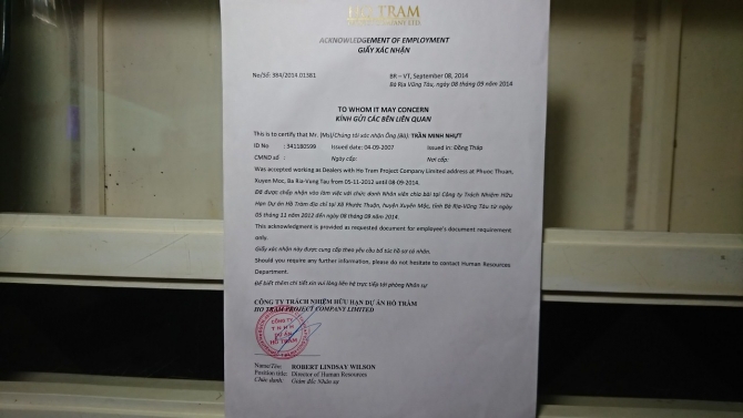 Nh&acirc;n vi&ecirc;n chia b&agrave;i