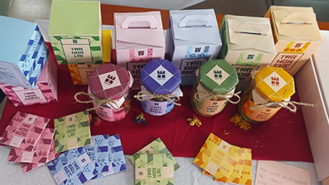 Thiết kế bao b&igrave; tr&agrave; hoa