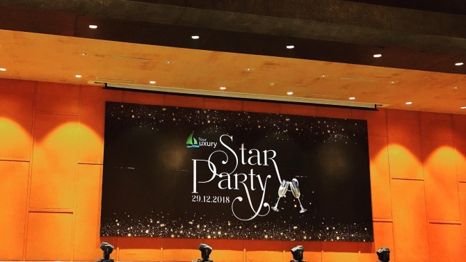 Backdrop party của Tour Luxury