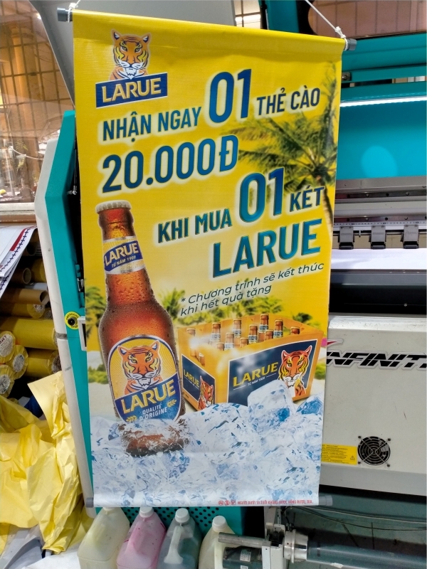 Larue tặng card NT.jpg