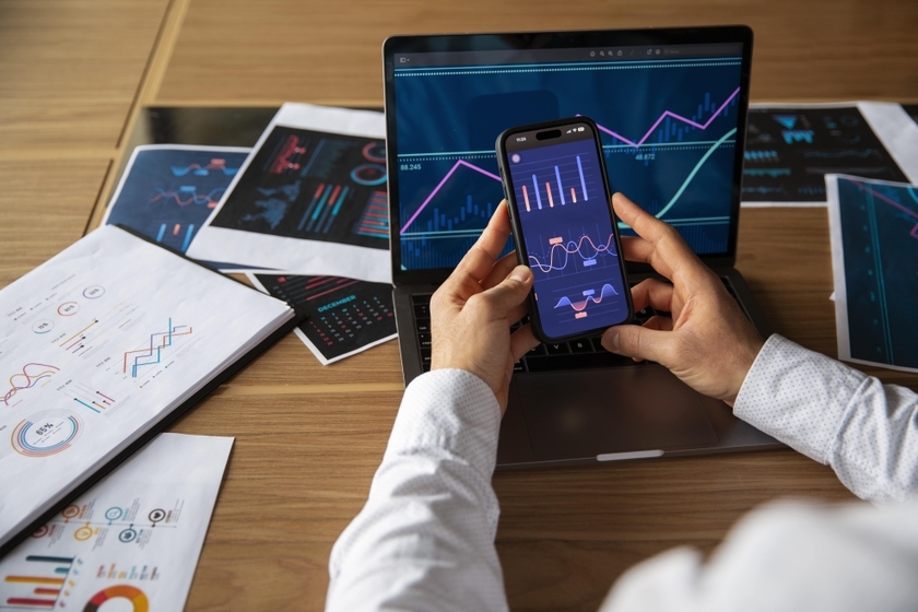 office-workers-using-finance-graphs-min-9887.jpg