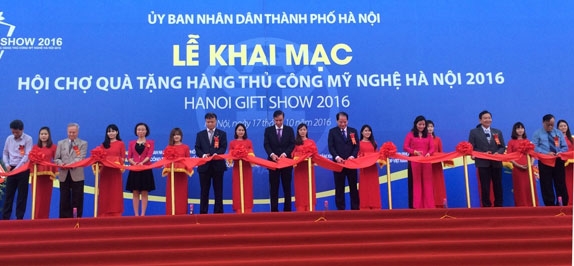hanoi-gift-show-2016-dua-hang-thu-cong-my-nghe-viet-nam-ra-thi-truong-the-gioi1476698128.jpg