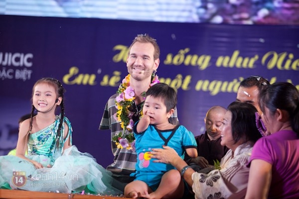 nick-vuicic-xuc-dong-truoc-tinh-cam-cua-tre-khuyet-tat-viet-nam.jpg