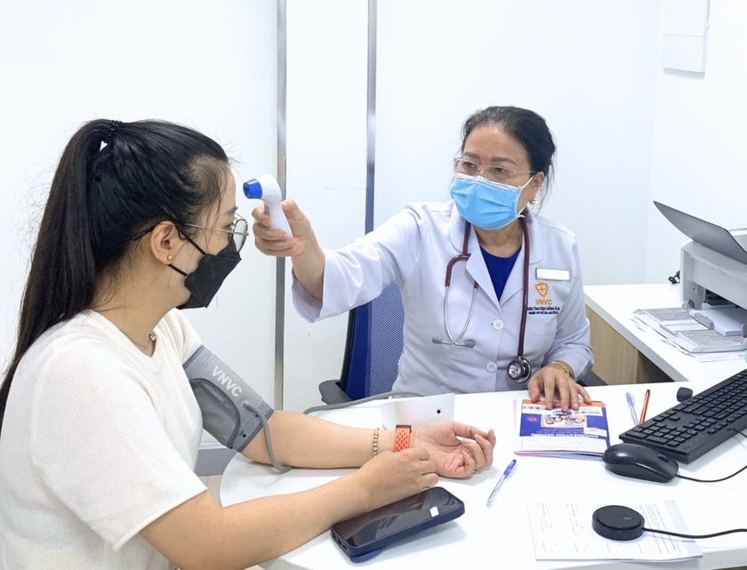 bac-si-a-thi-hai-van-hien-dang-cong-tac-tai-trung-tam-tiem-chung-vnvc-pleiku-2968.jpg